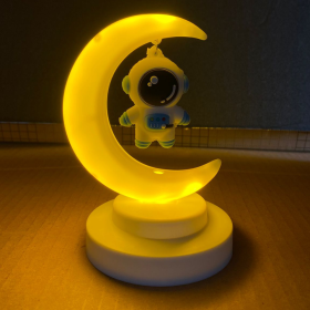 Lampa semiluna cu astronaut pe baterii – 12-26